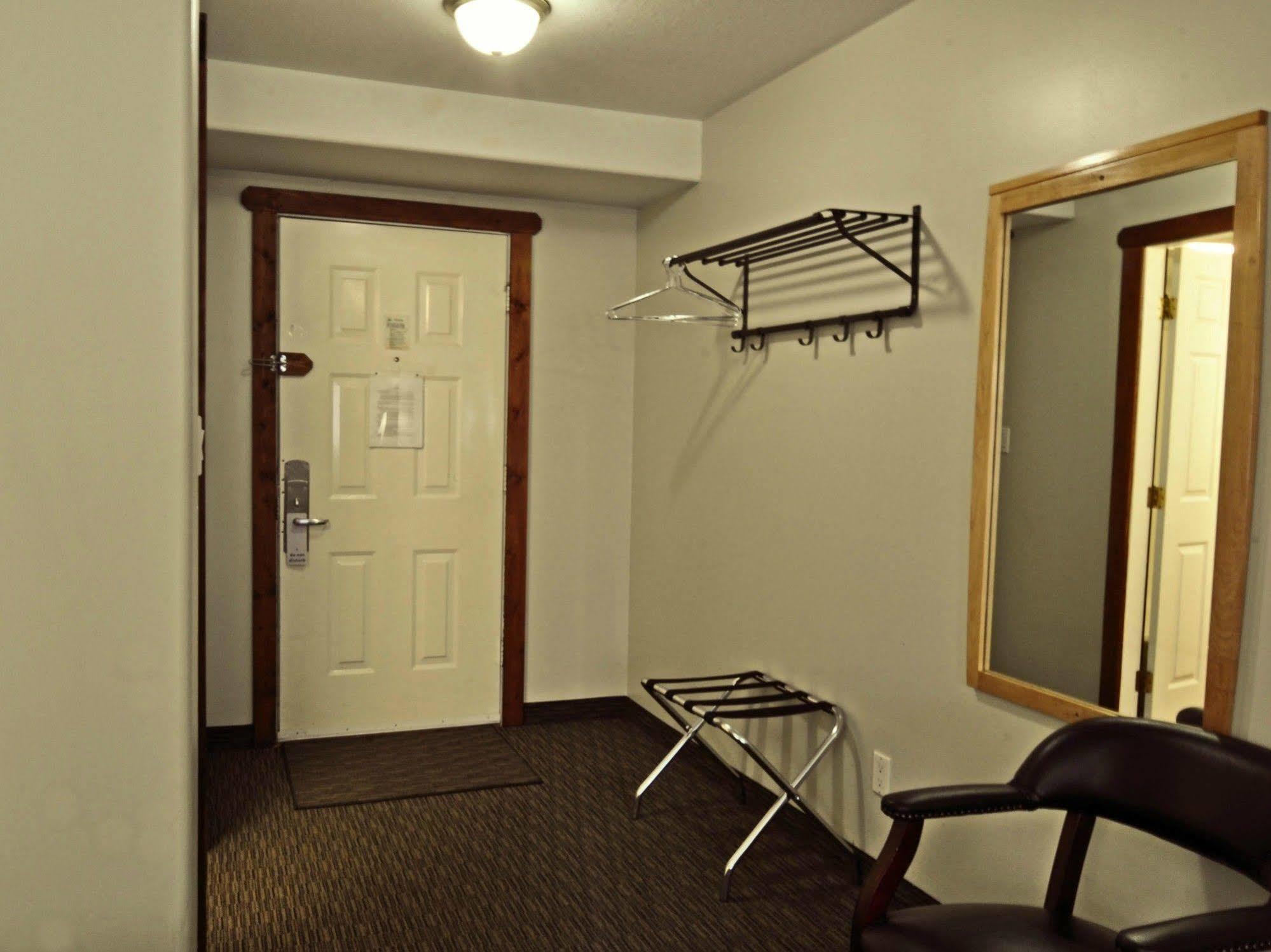 Travelodge By Wyndham Golden Sportsman Lodge Exterior foto